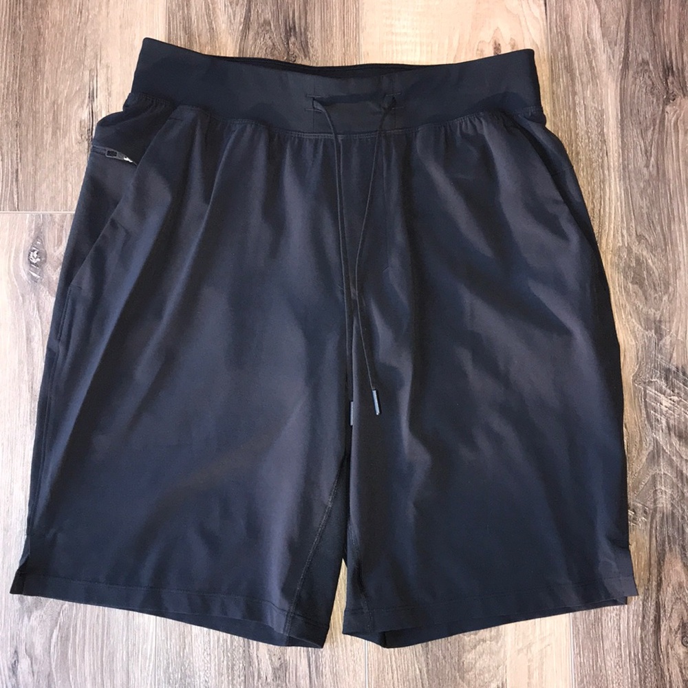 Men’s LULULEMON ATHLETICA athletic active shorts